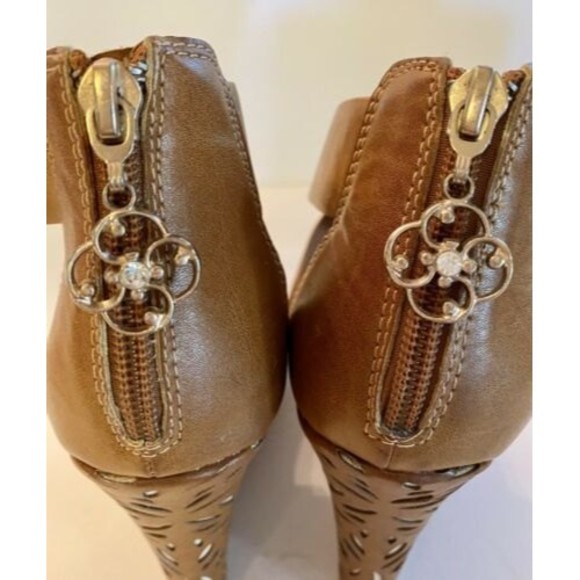 Charming Charlie Women's 7 Brown Faux Leather Wedge Sandals Heels - Picture 4 of 8